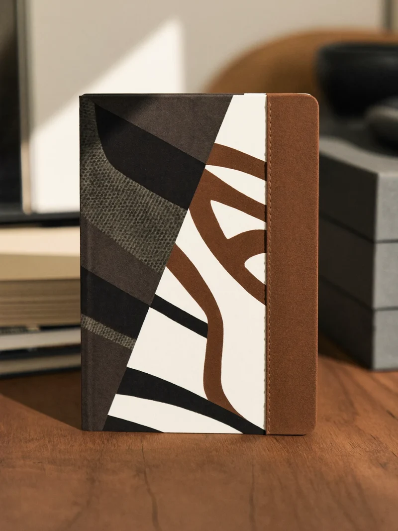 Studio illustrato del quaderno in tela con dorso asimmetrico